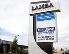 Pemasangan pylon sign untuk promosi